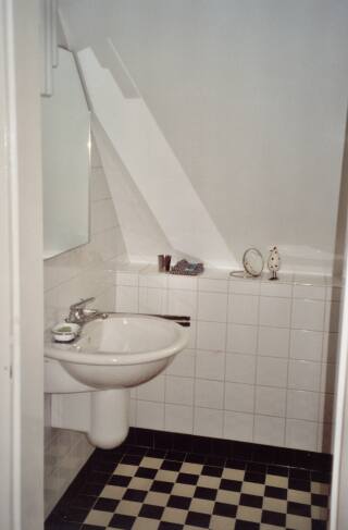 Dusche und WC im Dachgeschoss.