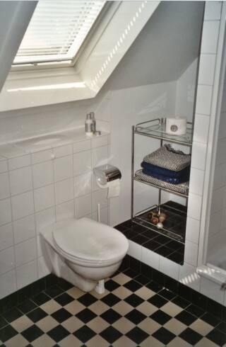 Dusche und WC im Dachgeschoss.